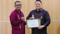Kepala BKAD Kabupaten Gorontalo, Hariyanto Manan sat menerima penghargaan Treasury Award, foto/Istimewa