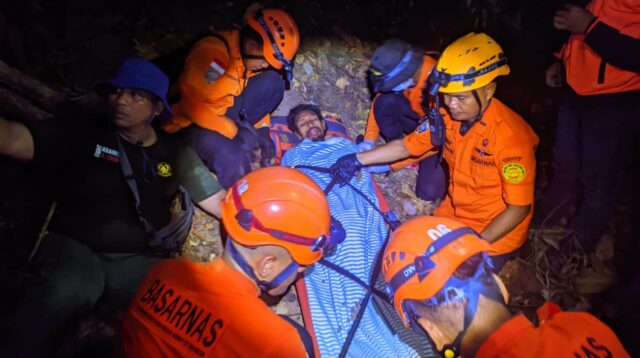 Seorang warga ditemukan dengan kondisi lemas dan langung dievakuasi Tim SAR, foto/Istimewa