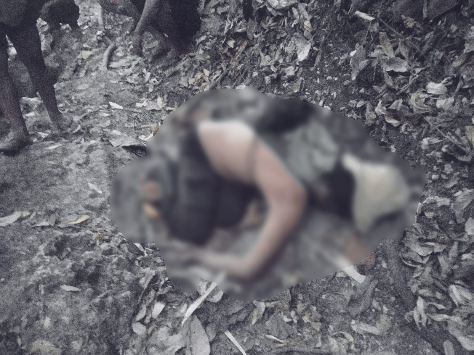 Sosok mayat yang tengah ditemukan di jalan kebun, foto/Istimewa